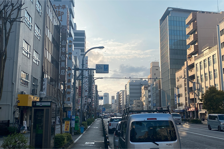 稲荷町駅付近、浅草通りのビルに挟まれた道