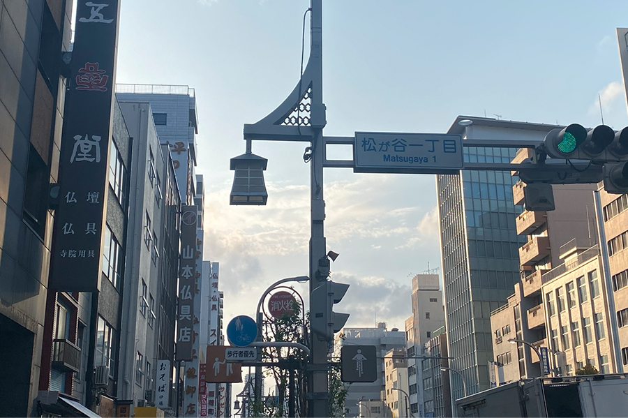 ビルの多くの大きな看板はほぼ仏壇仏具店のもの