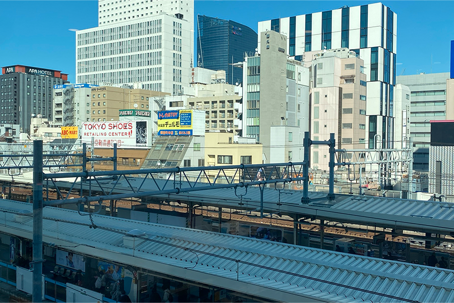 山手線の線路上から見る上野の街並み