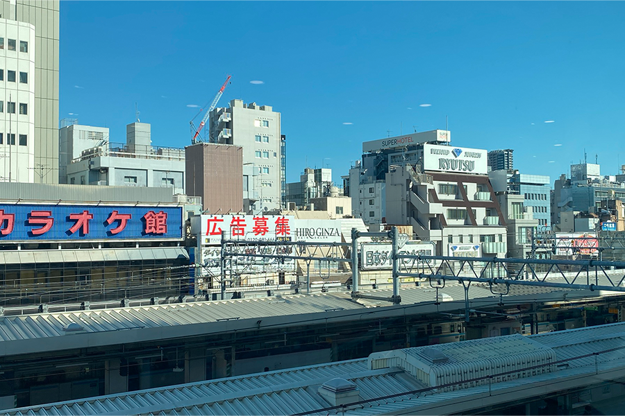 山手線の線路上から見る御徒町の街並み