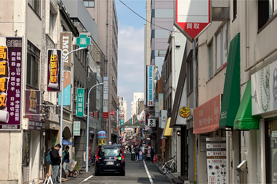多くの看板が並ぶ中、やはりちらほらと宝飾関連の言葉がある