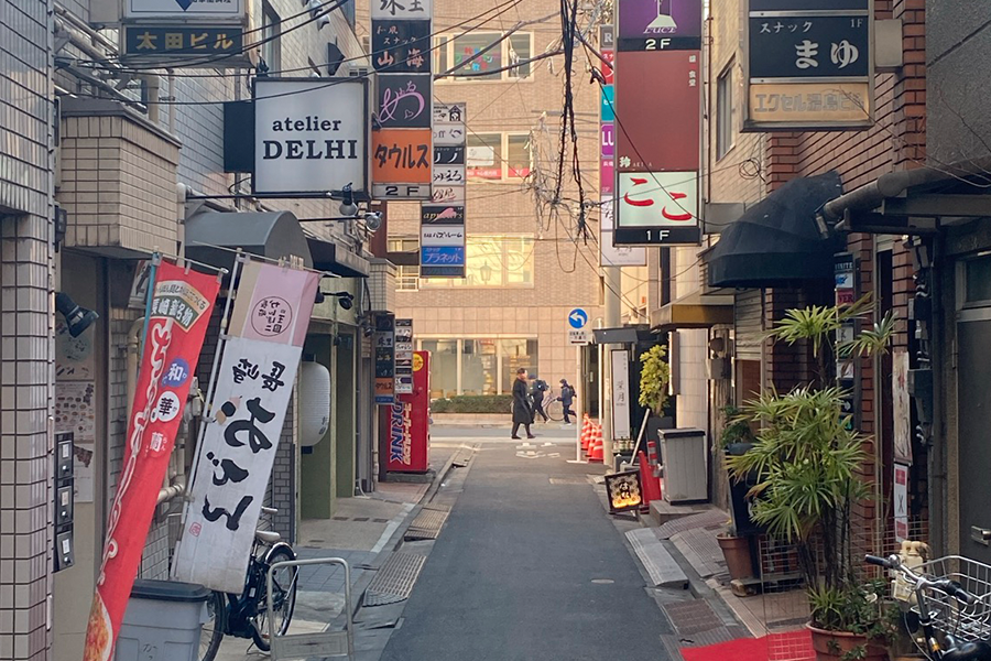 上野広小路近辺。他の街にも文字はたくさん