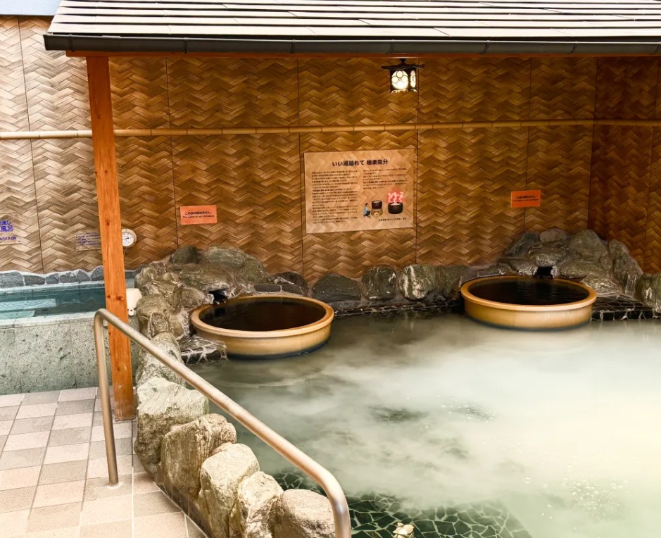 栄湯の露天風呂には店名の通り「どんぶり湯」があります！